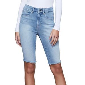 GOOD AMERICAN  Frayed Hem Denim Bermuda Shorts In Blue459 Size 4